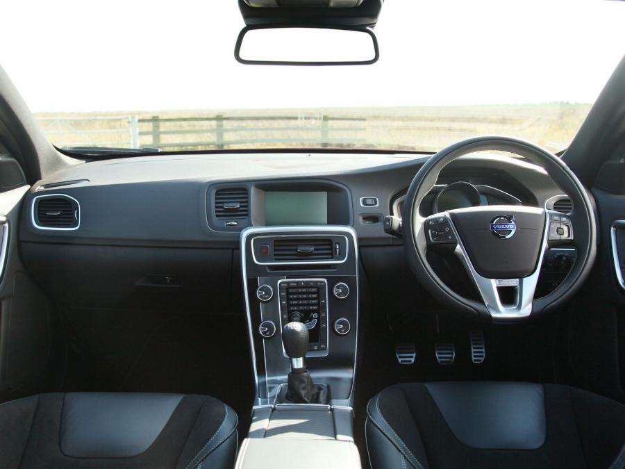  Volvo S60 R-Design 2013 года  (UK) (фото 2 из 10)